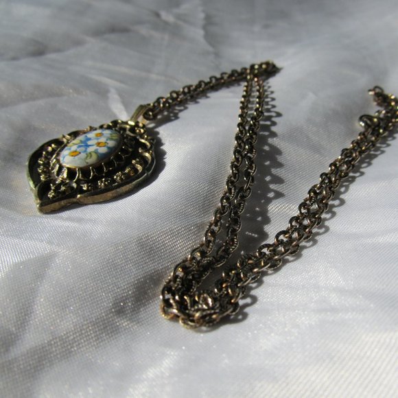 🌈Deal! Vintage Daisy Necklace🌈 - Picture 3 of 3